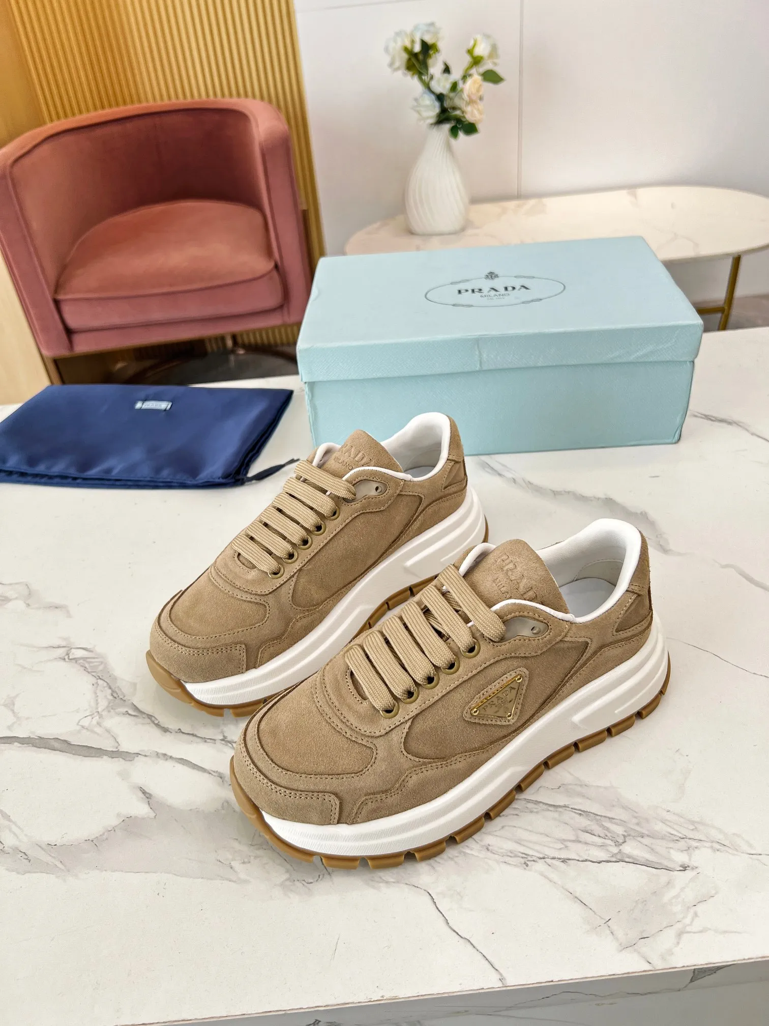 👟👟Ex-factory price 540👟👟 New couple model PRADA Prada 2024ss autumn and winter new moral training shoes casual shoes official fabric: imported suede upper, sheepskin lining, outsole suction mold, vacuum, ultra-light and wear-resistant, two-color non-slip bottom, code number: 35-45